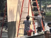 Mobil Hitam Tabrak Kaca Gedung Treasury Tower di SCBD