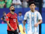 Mohamed Salah Tenangkan Timnas Mesir Usai Kalah Kontroversial dari Argentina