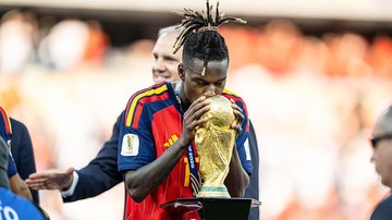 Nico-Williams-Persembahkan-Medali-Juara-Piala-Dunia-untuk-Ibunda