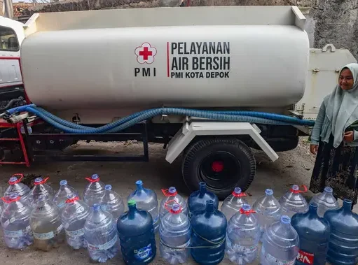 PMI Salurkan Air Bersih ke 78 KK di Depok Akibat Kekeringan