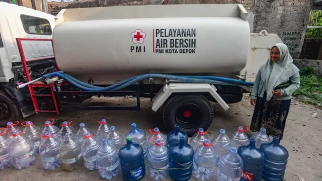 PMI-Salurkan-Air-Bersih-ke-78-KK-di-Depok-Akibat-Kekeringan