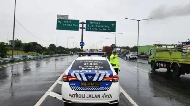 Polisi-Tewas-Diterjang-Truk-saat-Bantu-Kendaraan-Mogok-di-Tol-Joglo