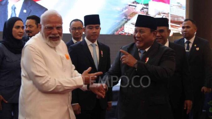 Prabowo Beri Angklung sebagai Simbol Persahabatan kepada PM Modi