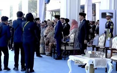 Prabowo-Beri-Hormat-kepada-Jokowi-di-HUT-Ke-80-Bhayangkara