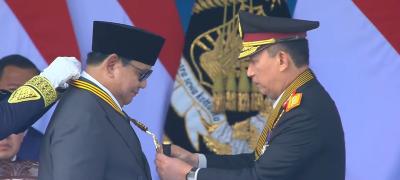 Prabowo-Dianugerahi-Medali-Loka-Praja-Samrakshana-oleh-Kapolri