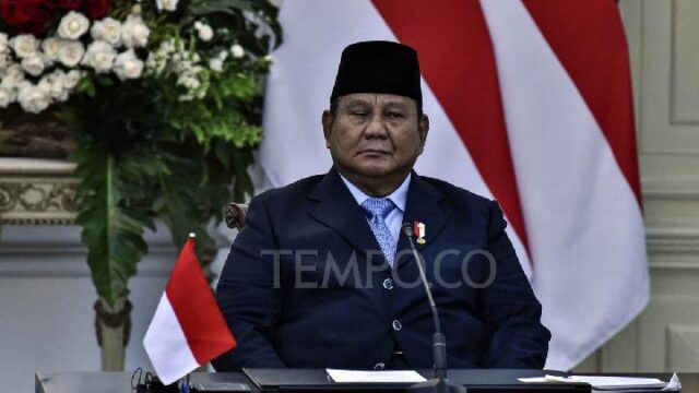 Prabowo-Sambut-Narendra-Modi-di-Bandara-Halim-dengan-Upacara-Kenegaraan