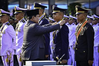 Presiden Prabowo Pimpin Pelantikan 1.500 Perwira TNI-Polri di Istana Merdeka