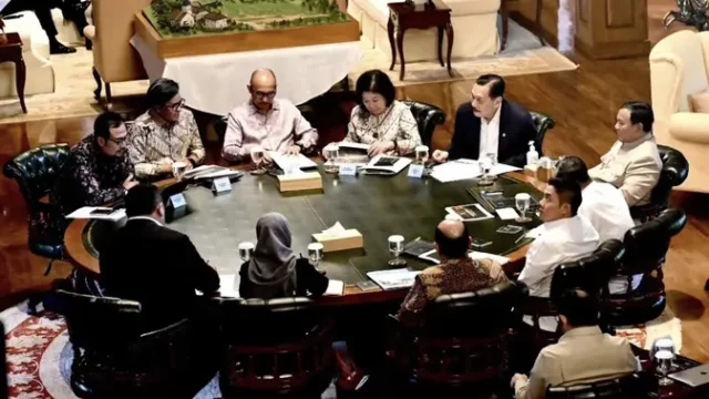 Presiden-Prabowo-Terima-Laporan-Ekonomi-Nasional-dari-Luhut-di-Hambalang