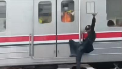 Pria Bergantungan di Luar KRL Dekat Ancol, Diduga Karena Pengaruh Alkohol