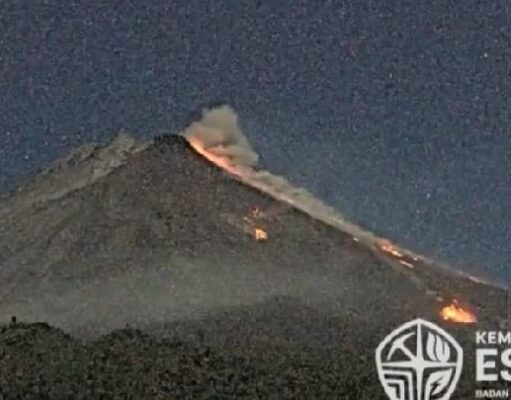 Ramai Pendaki Nyawa Taruhan di Gunung Merapi yang Masih Siaga