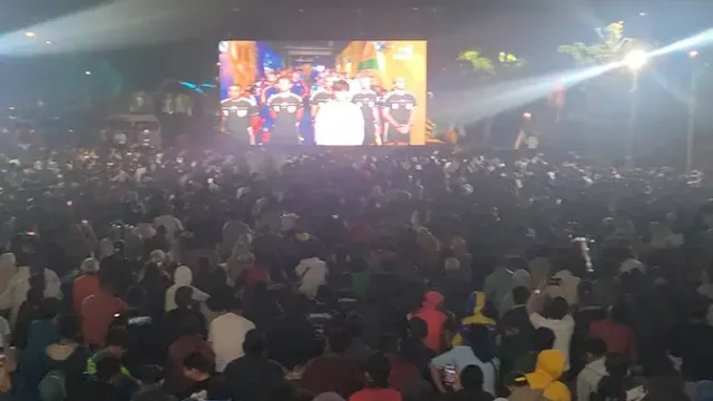 Ribuan-Warga-Depok-Padati-Alun-Alun-untuk-Nobar-Final-Piala-Dunia-2026
