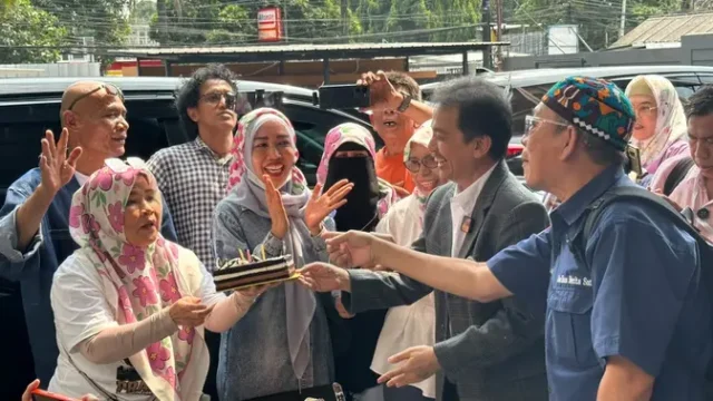 Roy-Suryo-Tiup-Lilin-Ulang-Tahun-di-Pengadilan-Jelang-Putusan-Praperadilan