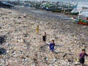 Sampah Plastik Masih Dominasi Pantai, KLH: Akar Masalah pada Pola Produksi dan Konsumsi