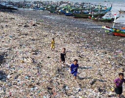Sampah Plastik Masih Dominasi Pantai, KLH: Akar Masalah pada Pola Produksi dan Konsumsi