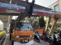 Truk Angkut Alat Berat Tabrak JPO di Jalan Kapten Tendean