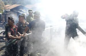 Kodim 1714/Puncak Jaya Reaksi Cepat Bantu Pemadaman Kebakaran di Kota Mulia