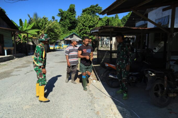 Hari Pertama Pekerjaan Fisik TMMD ke-129 Kodim 1505/Tidore, TNI Bersama Masyarakat Kompak Bangun Desa