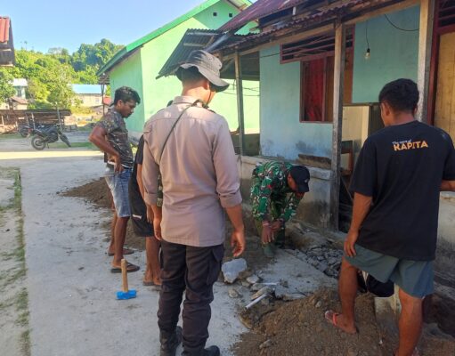Semangat Gotong Royong Satgas TMMD ke-129 Kodim 1505/Tidore dan Warga Bangun Drainase di Desa Lolobata