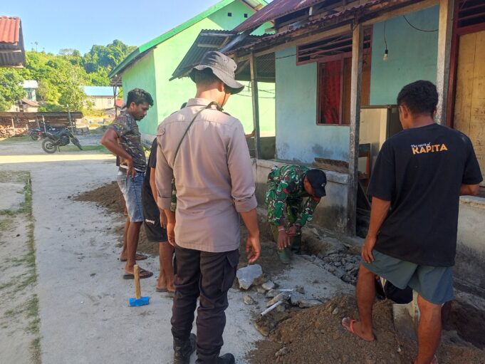 Semangat Gotong Royong Satgas TMMD ke-129 Kodim 1505/Tidore dan Warga Bangun Drainase di Desa Lolobata