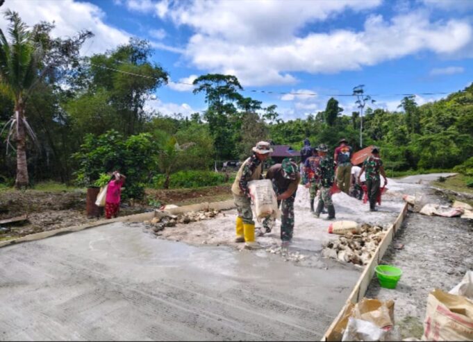 Turun Langsung ke Lapangan, Dansatgas TMMD Ke-129 Kodim 1807/Sorsel Kobarkan Semangat Gotong Royong Warga