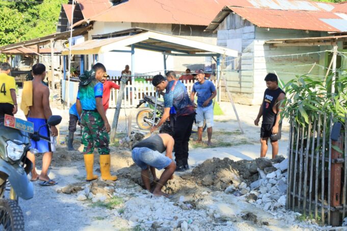Semangat Kebersamaan Satgas TMMD ke-129 Kodim 1505/Tidore dan Warga Terus Menggelora di Lokasi Pembangunan Drainase
