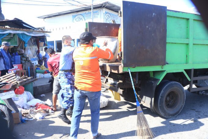 Lanud Sultan Hasanuddin Bersama Satuan TNI AU Makassar Gelar Karya Bakti di Pasar Mandai Sambut Hari Bakti ke-79 TNI Angkatan Udara