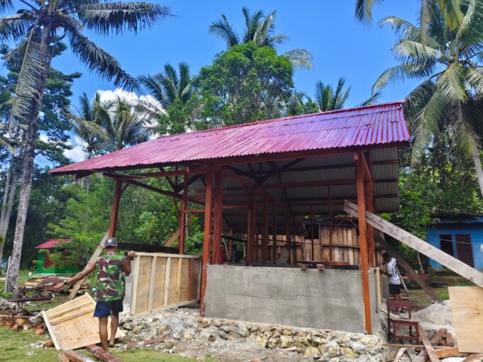 Tak Kenal Lelah! Prajurit TMMD Ke-129 Kodim 1807/Sorong Selatan Kebut Pembangunan Rumah Warga Demi Wujudkan Hunian Layak