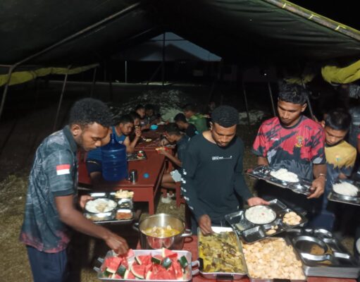 Jaga Stamina Demi Pengabdian, Satgas TMMD Ke-129 Kodim 1807/Sorong Selatan Bagikan Vitamin dan Santap Malam Bersama Warga