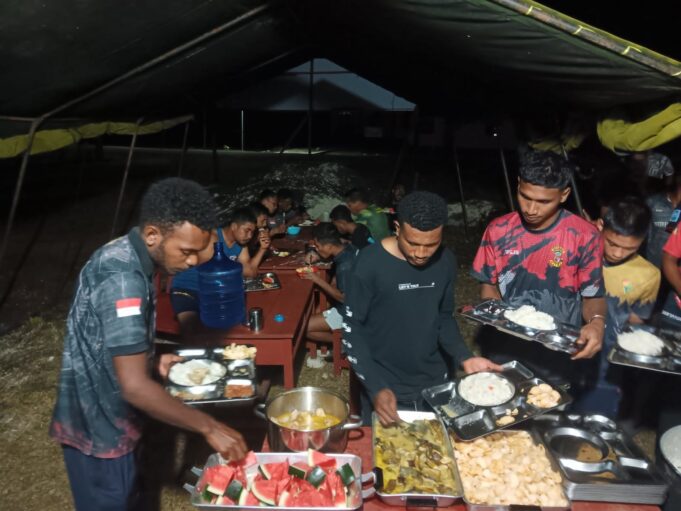 Jaga Stamina Demi Pengabdian, Satgas TMMD Ke-129 Kodim 1807/Sorong Selatan Bagikan Vitamin dan Santap Malam Bersama Warga