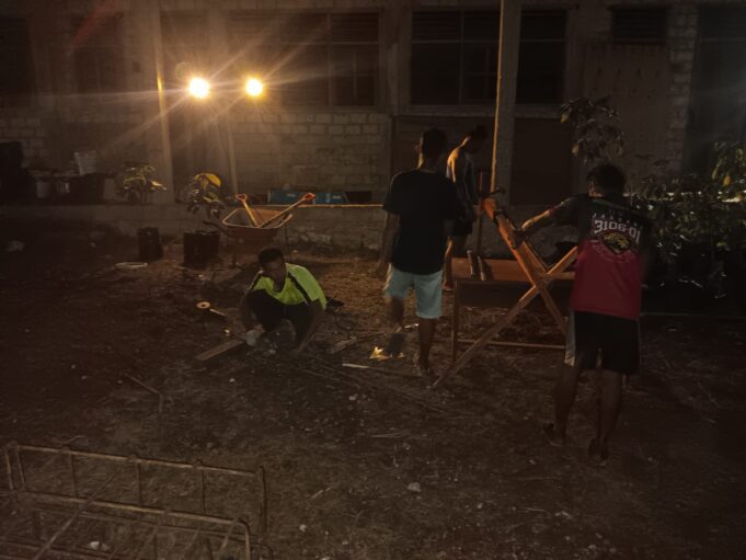 Lembur Hingga Malam, Satgas TMMD Ke-129 Kodim 1807/Sorong Selatan Kebut Pembangunan Rumah Semi Permanen Capai 49 Persen