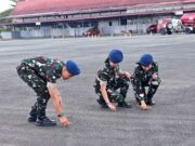 Pastikan Apron Bebas FOD, Personel Lanud Sjamsudin Noor Sisir Benda Asing Jaga Keselamatan Penerbangan Tetap Aman
