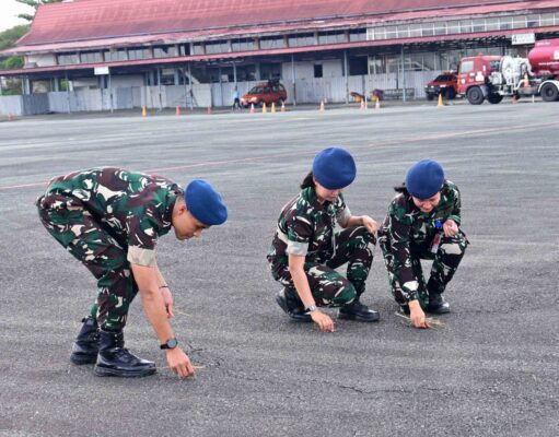Pastikan Apron Bebas FOD, Personel Lanud Sjamsudin Noor Sisir Benda Asing Jaga Keselamatan Penerbangan Tetap Aman
