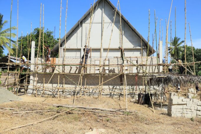 Di Bawah Terik Matahari, Satgas TMMD dan Warga Kompak Bangun Pastori Gereja