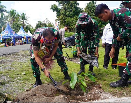 Hijaukan Kampung, Sejahterakan Warga! Satgas TMMD Ke-129 Tanam 500 Pohon Produktif untuk Masa Depan Masyarakat Sesor