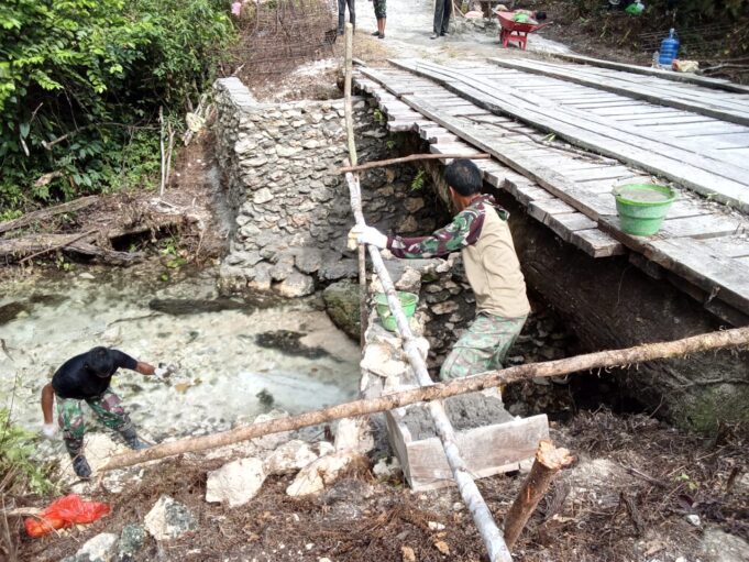 Rehab jembatan capai 50 persen, Satgas TMMD ke-129 Kodim 1807/Sorong Selatan percepat akses dan tingkatkan kesejahteraan warga
