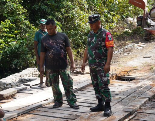 Dansatgas TMMD Ke-129 Tinjau Langsung Rehab Jembatan di Kampung Sesor, Pastikan Pembangunan Tepat Sasaran dan Berkualitas