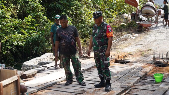 Dansatgas TMMD Ke-129 Tinjau Langsung Rehab Jembatan di Kampung Sesor, Pastikan Pembangunan Tepat Sasaran dan Berkualitas