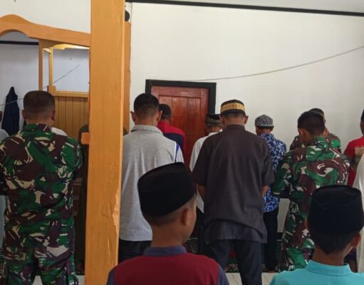 Tingkatkan Iman dan Taqwa, Satgas TMMD 129 Kodim 1505/Tidore Tunaikan Shalat Jumat Bersama Warga