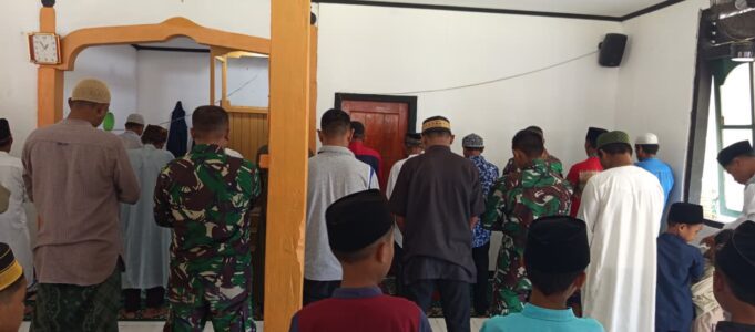 Tingkatkan Iman dan Taqwa, Satgas TMMD 129 Kodim 1505/Tidore Tunaikan Shalat Jumat Bersama Warga