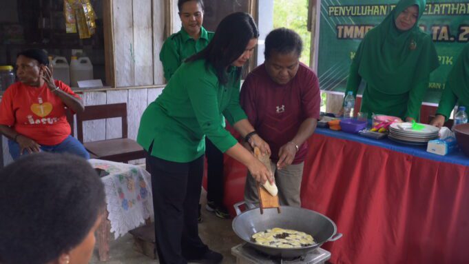 Dansatgas TMMD Ke-129 Kodim 1807/Sorong Selatan Bersama Persit Dorong Kemandirian Ekonomi Warga Melalui Penyuluhan dan Pelatihan UMKM