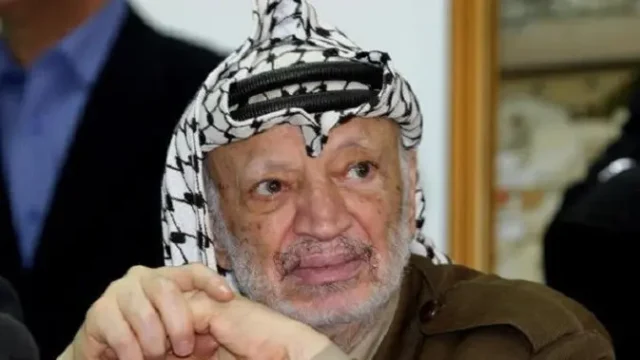 Yasser-Arafat-Kembali-ke-Tanah-Air-Setelah-27-Tahun-Pengasingan