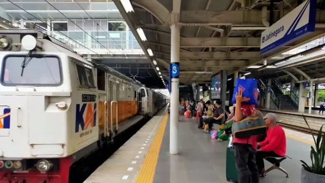 13-Kereta-Api-Berhenti-di-Jatinegara-Hari-Ini-Akibat-Zikir-di-Monas