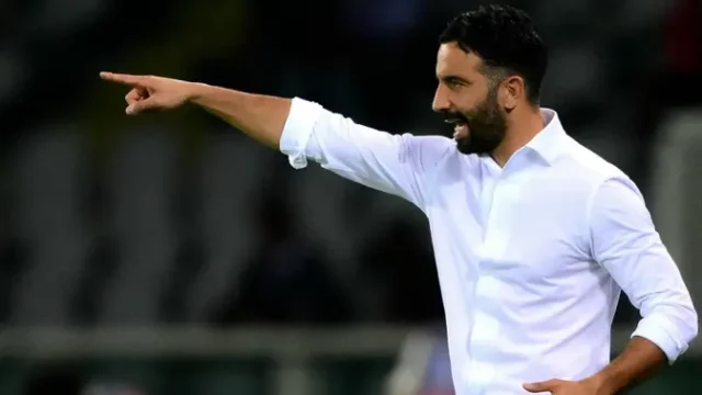 AC-Milan-Kembali-Buru-Mazraoui-United-Tahan-Keras