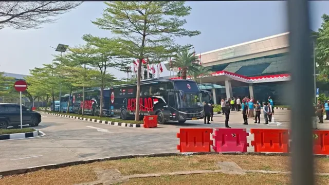 AC-Milan-Tiba-di-Indonesia-Disambut-Hangat-Milanisti-di-Soetta