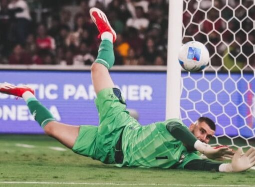 Ajax Ganti Kiper, Ter Stegen Pukul Paes di Debut