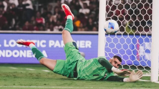 Ajax-Ganti-Kiper-Ter-Stegen-Pukul-Paes-di-Debut