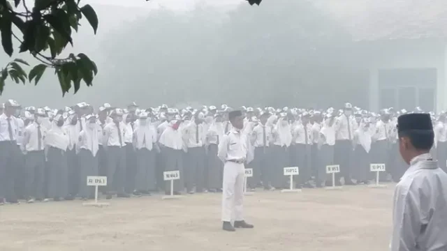 Anak-Sekolah-di-Singkawang-Tetap-Belajar-Tatap-Muka-di-Tengah-Asap-Karhutla