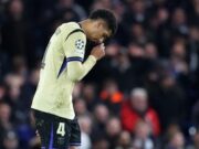 Araujo ke Liverpool, Carragher Warnai: Konsistensi dan Disiplin Masih Jadi Tanda Tanya