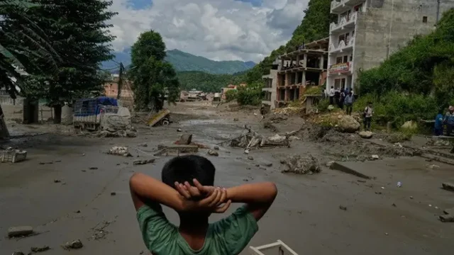 Banjir-Bandang-Nepal-Dipicu-Longsoran-Es-Raksasa-dari-Himalaya