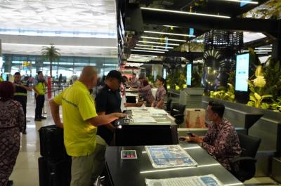 Bule AS Dideportasi Usai Mabuk dan Rusak Pintu Rumah Sewaan di Sukabumi